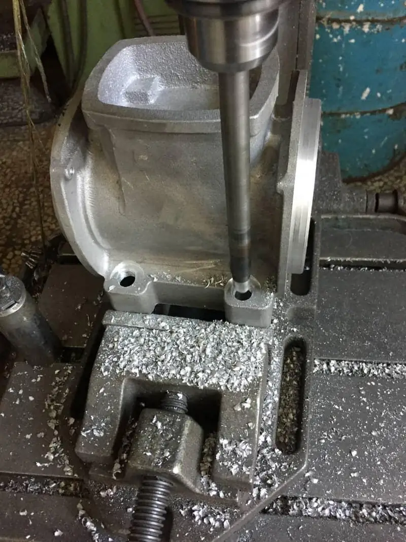 سوراخ‌کاری پوسته موتور روی گیره ماشین