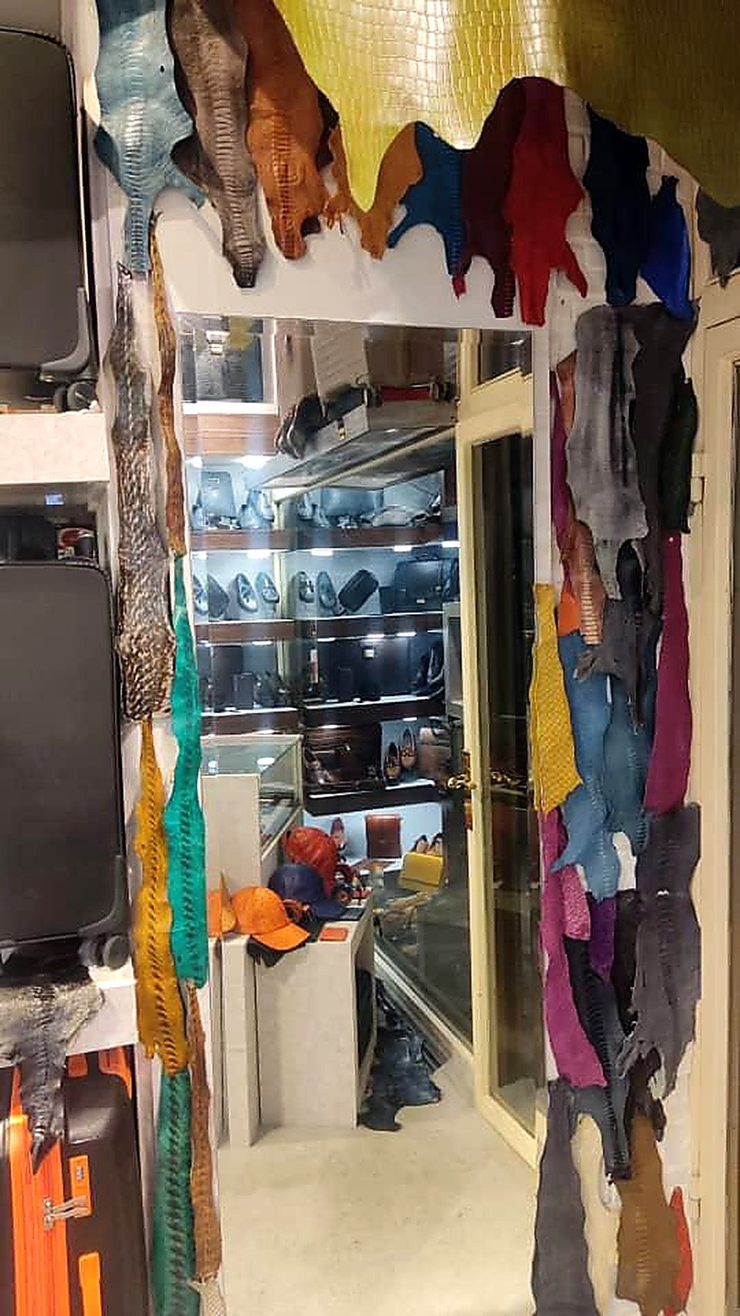 قاب آینه با پوست‌های رنگی شترمرغ در شوروم