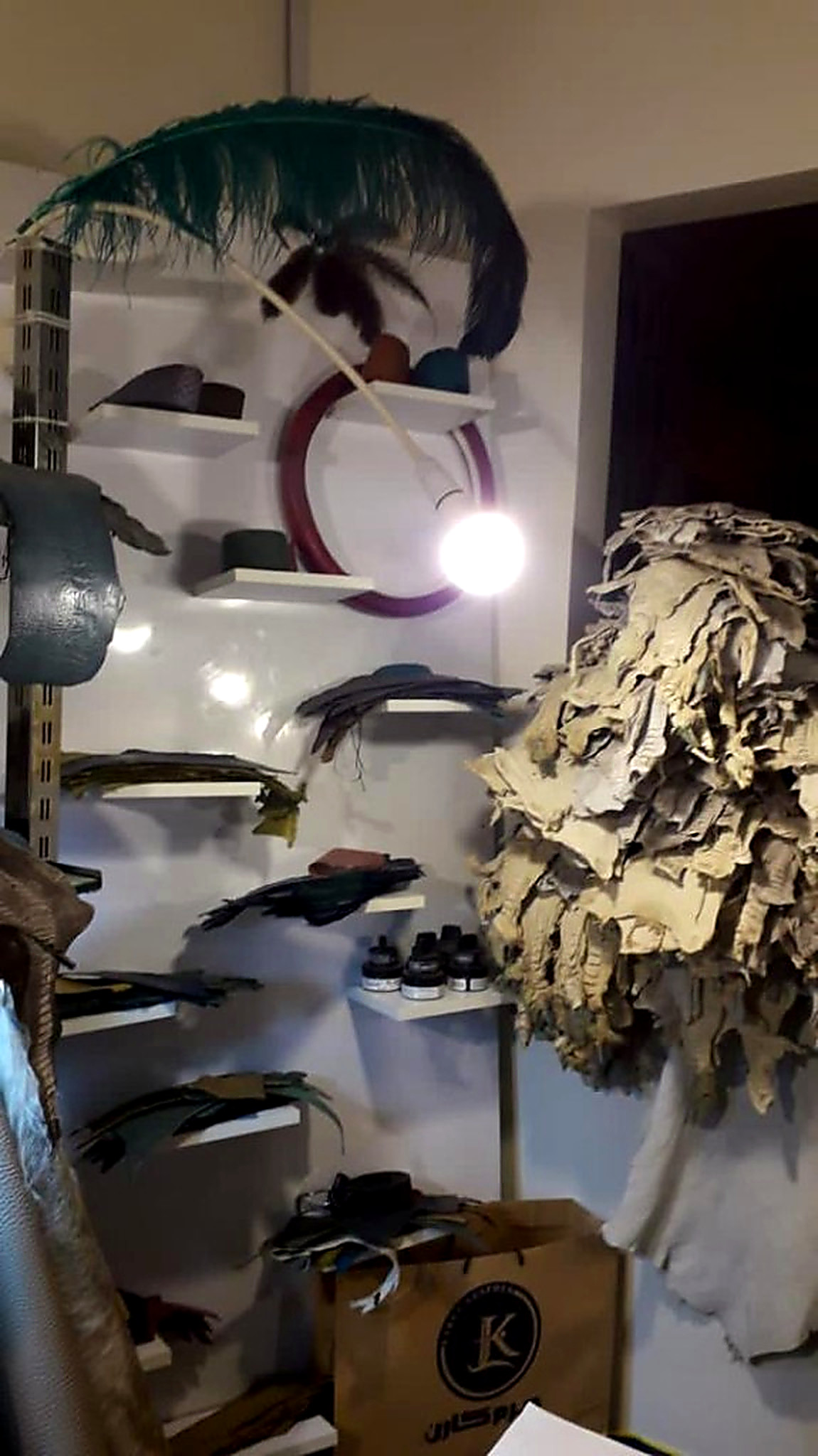 پوست کراس آویزان کنار نمونه‌های رنگ در کارگاه